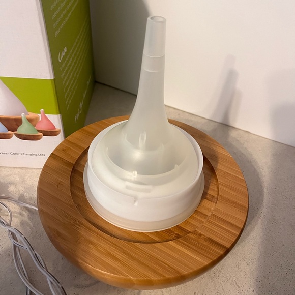 Ultrasonic oil diffuser, pre-owned. - Picture 4 of 8